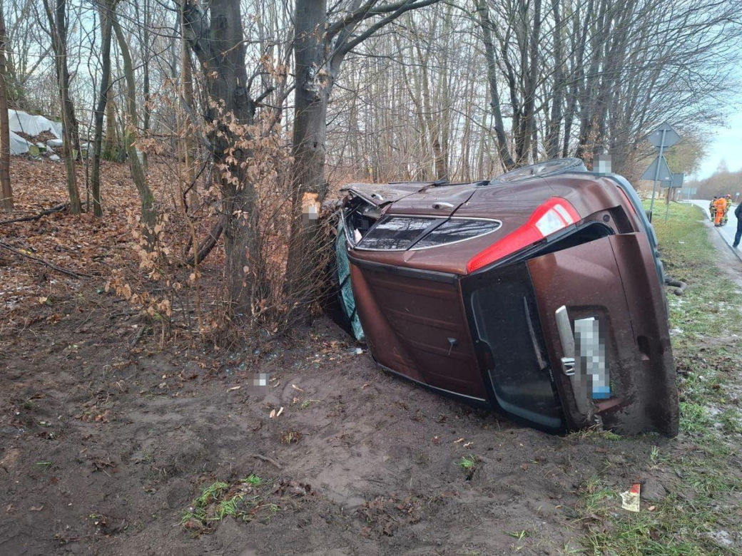 W auto w rowie wjechał autokar. Kilka osób trafiło do szpitala