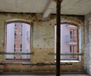 Zrekonstruowano zabytkowe elementy architektoniczne, w tym m.in. belki podporowe, które będą stanowić element dekoracyjny wnętrz apartamentów
