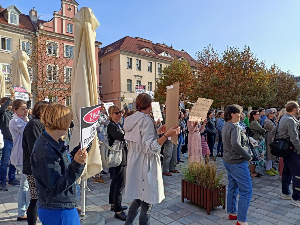 Pikieta urzędników poznańskich na Placu Kolegiackim