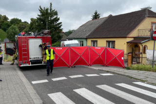 Gniezno: 50-latek zginął pod kołami własnego samochodu! Szokujące nagranie krąży po internecie