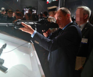 POLITYCY CHCĄ DAĆ POLAKOM BROŃ.