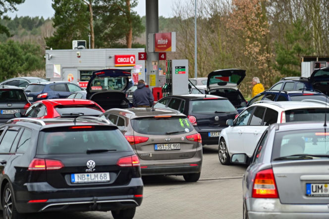Kolejki niemieckich aut na przygranicznych stacjach paliw
