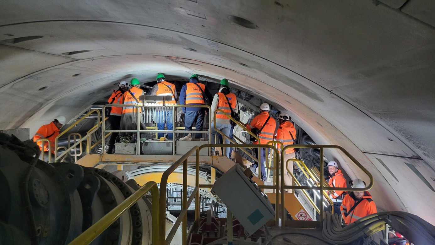 Drążenie tunelu pod Pisarzową w ramach modernizacji linii 104
