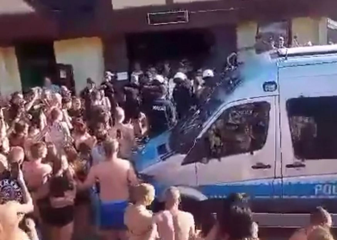 Tłum chciał dokonać samosądu na pedofilach? Szokujące sceny na basenie 