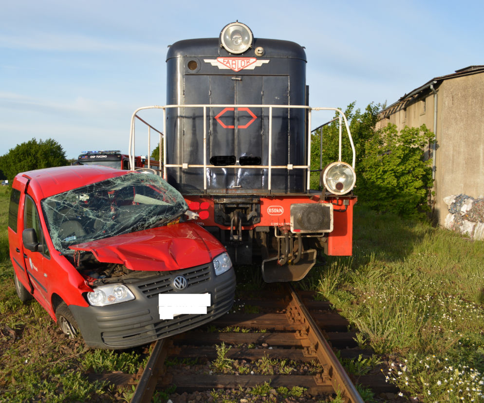 Samochód zderzył się z lokomotywą! Trzy osoby ranne w wypadku w Tucznie!  