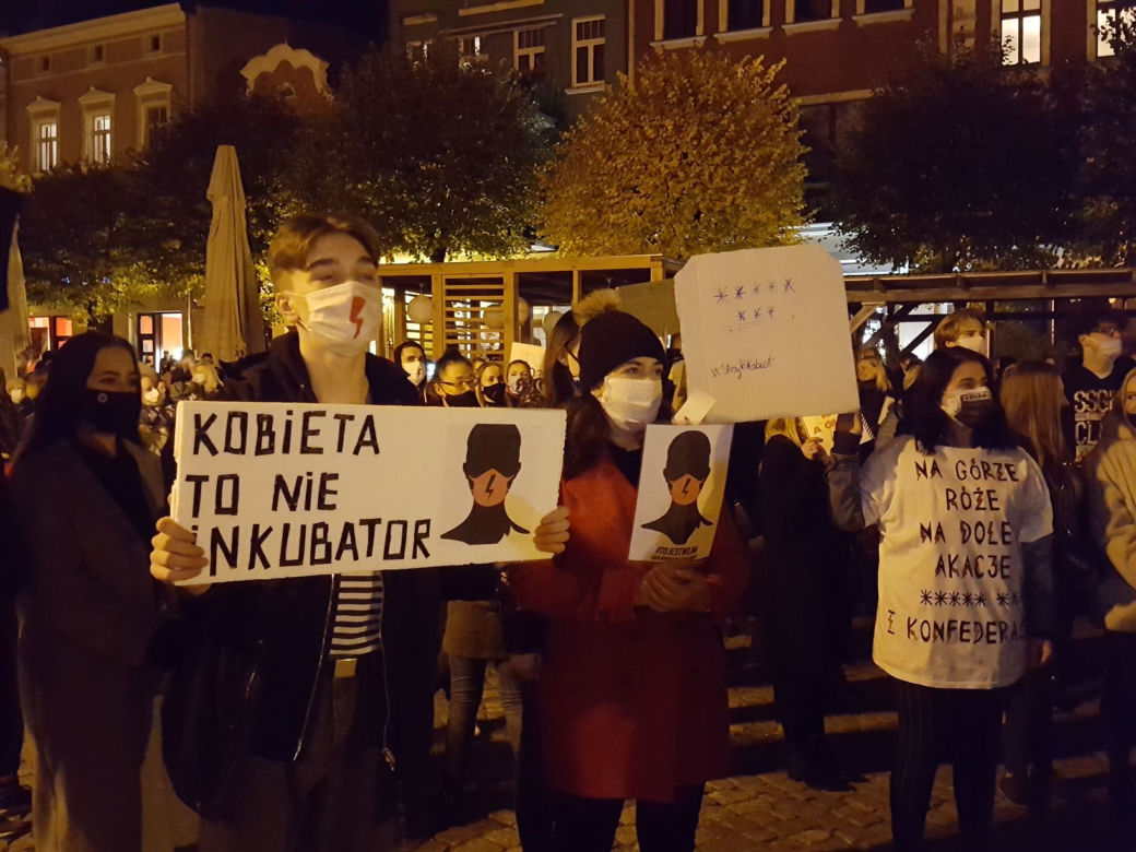  Skandowano, skakano i śpiewano... Kolejny "Strajk Kobiet" w Lesznie