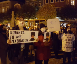  Skandowano, skakano i śpiewano... Kolejny Strajk Kobiet w Lesznie