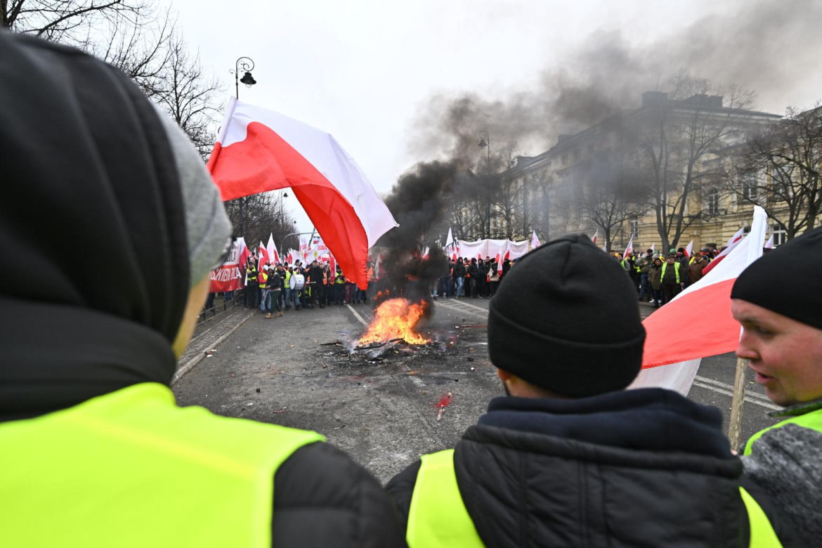 Niespokojny protest rolników w Warszawie. Służby obrzucone puszkami po piwie i petardami