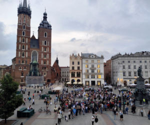 Miał być rekord frekwencji, była kontrowersyjna zabawa. Tak wyglądało „wesele” w Krakowie
