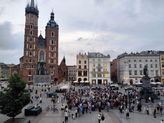 Miał być rekord frekwencji, była kontrowersyjna zabawa. Tak wyglądało „wesele” w Krakowie