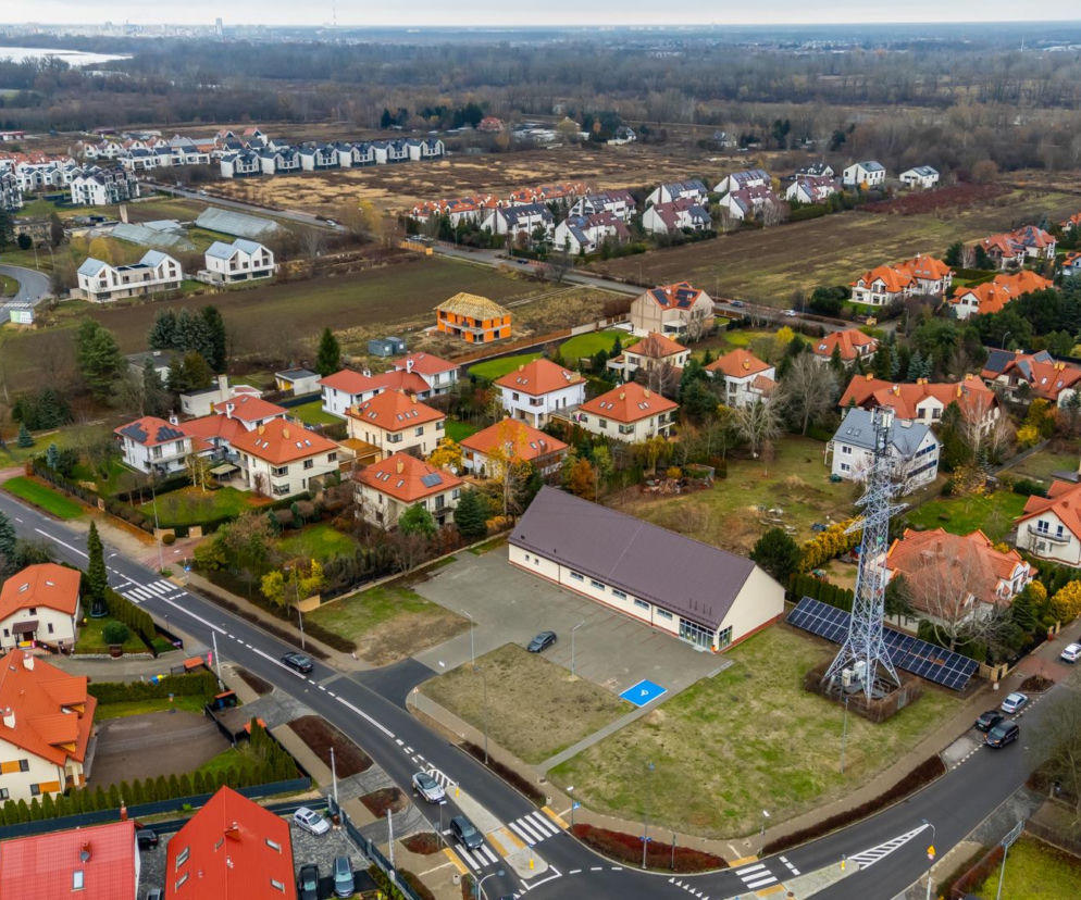 Sklep Dino w Wilanowie widziany z góry pośród domów jednorodzinnych. O sporze wokół inwestycji przeczytasz na Architektura.