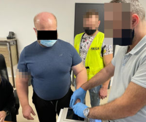 Lewe fajki i alkohol. To oni stali za handlem na targu? Potężna akcja policji