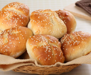 Bułki na kefirze, które zawsze się udają. Prosty przepis na miękkie, domowe bułeczki