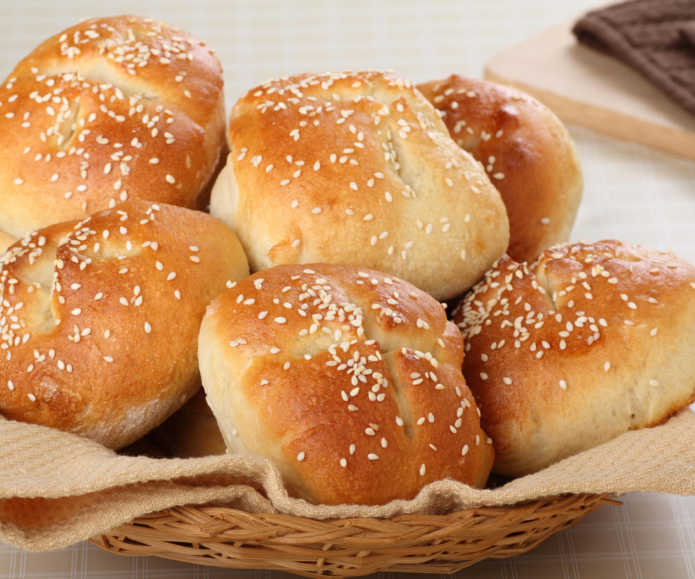 Bułki na kefirze, które zawsze się udają. Prosty przepis na miękkie, domowe bułeczki