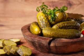 Chcesz schudnąć? Oto 4 powody, dla których warto włączyć ogórki kiszone do swojej diety, by zrzucić kilogramy