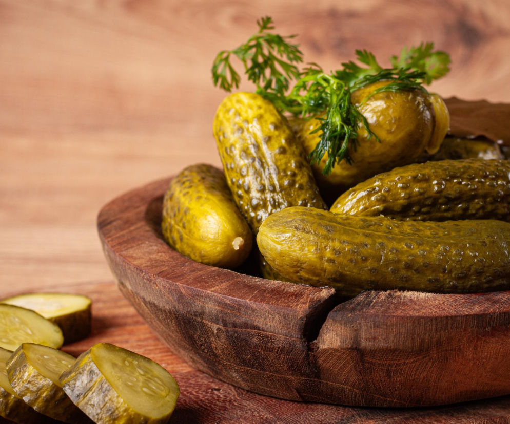 Nie tylko smaczne! Oto 4 sposoby, w jakie ogórki kiszone wspomagają odchudzanie
