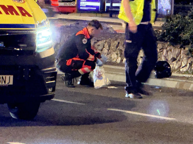 Piesi wpadli pod motocykl w centrum Warszawy