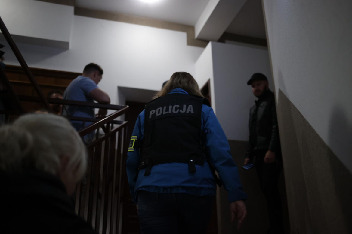 Biskup ewakuowany przez policję. Wierni krzyczeli: "Ty tchórzu!". Nocna awantura w parafii