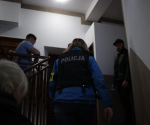Biskup ewakuowany przez policję. Wierni krzyczeli: Ty tchórzu!. Nocna awantura w parafii