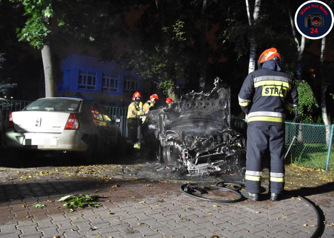 Mercedes płonął jak pochodnia. Pożar auta na Woli