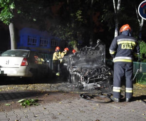 Mercedes płonął jak pochodnia. Pożar auta na Woli