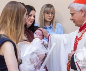 Archidiecezja Łódzka: kard. Krajewski ochrzcił dzieci w Domu Samotnej Matki