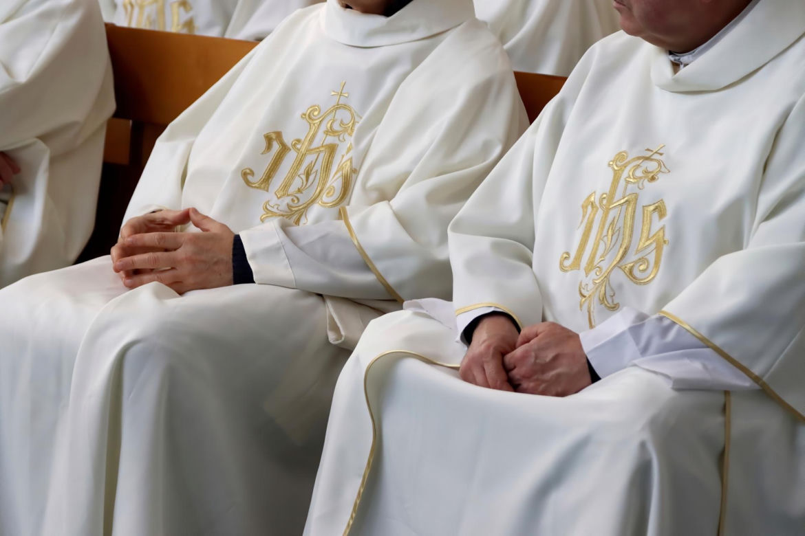 Tyle zarobi ksiądz za pogrzeb