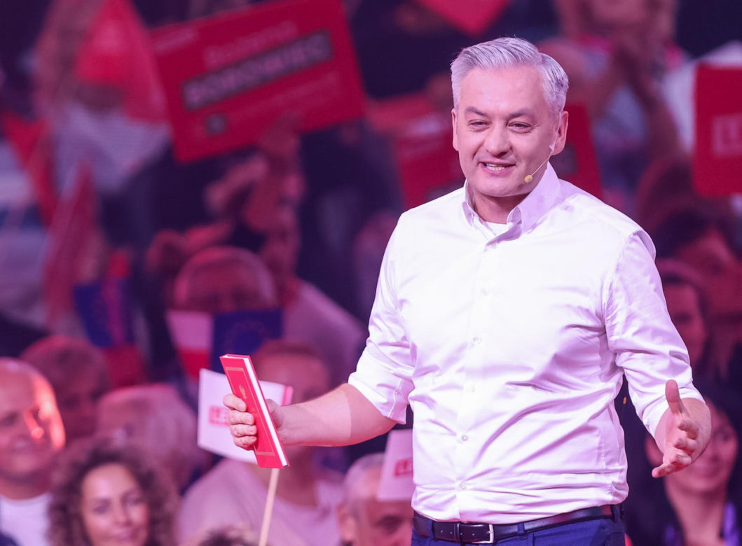 Robert Biedroń jest siwiutki jak gołąbek! 
