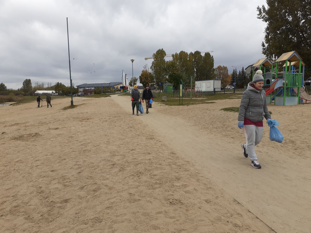 Jesienne porządki nad zalewem Muchawka w Siedlcach w 2021 roku