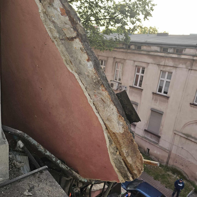 Runęli z balkonem, winnych nie ma
