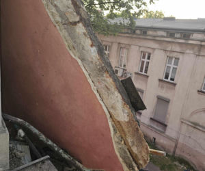 Runęli z balkonem, winnych nie ma
