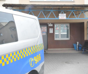 Był tak pijany, że omal nie zszedł w drodze na wytrzeźwiałkę. Trafia tam niemal codziennie