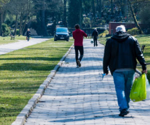 Koronawirus w Trójmieście. Zamiast po parku, plaży czy lesie ludzie spacerują po cmentarzach