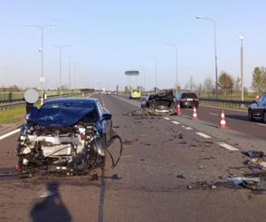 Wypadek na ekspresówce. Dwie osoby trafiły do szpitala