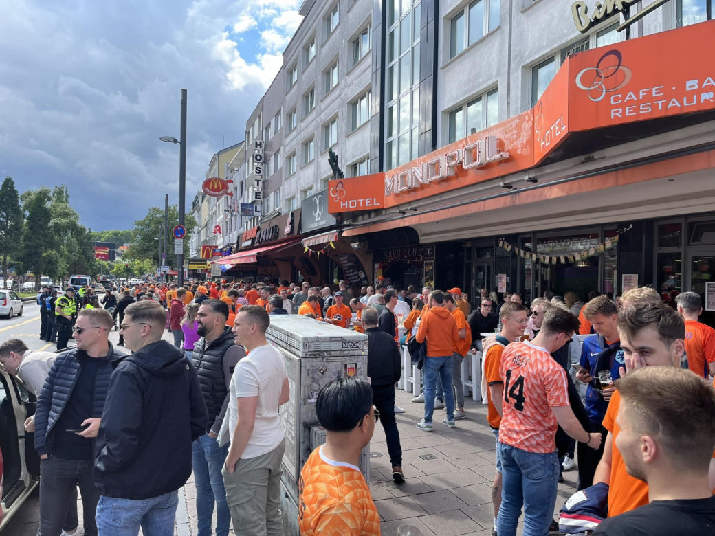 Tak Polacy bawią się w Hamburgu! Wszyscy są podekscytowani przed meczem! 
