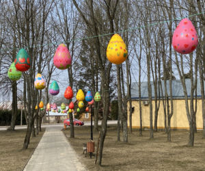Pisankowa aleja w parku miejskim w Lipsku na Podlasiu