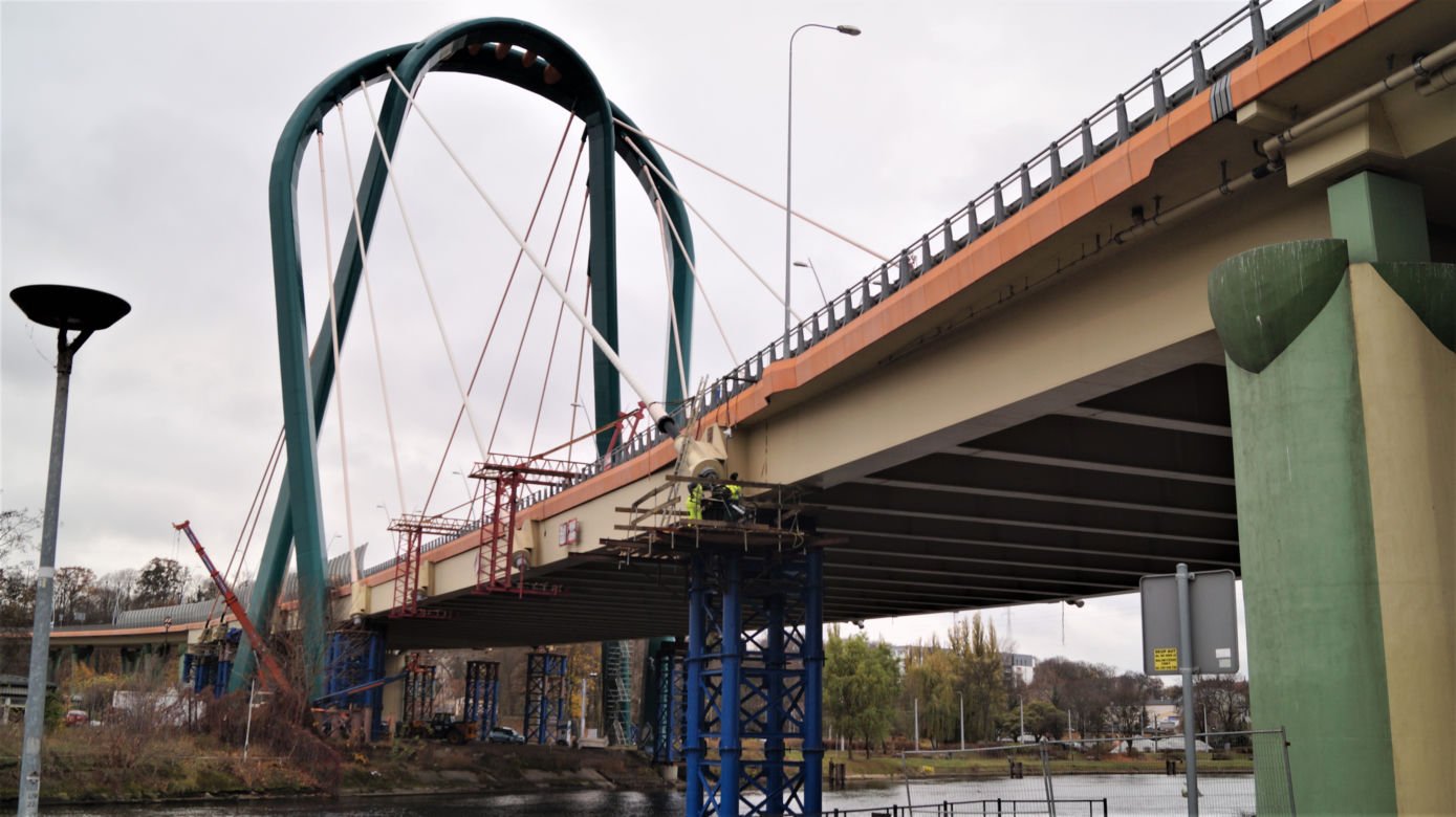 Trwa naprawa Mostu Uniwersyteckiego. Sprawdzamy, jak przebiegają prace [ZDJĘCIA]