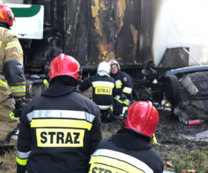 Koszmarny wypadek na trasie Toruń - Bydgoszcz. W Emilianowie płonął samochód, zmiażdżony przez ciężarówkę!