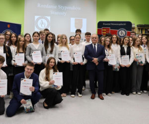  Są nagrodą za dobre oceny,  ale też zachętą do dalszej nauki.  Stypendia starosty przyznane 