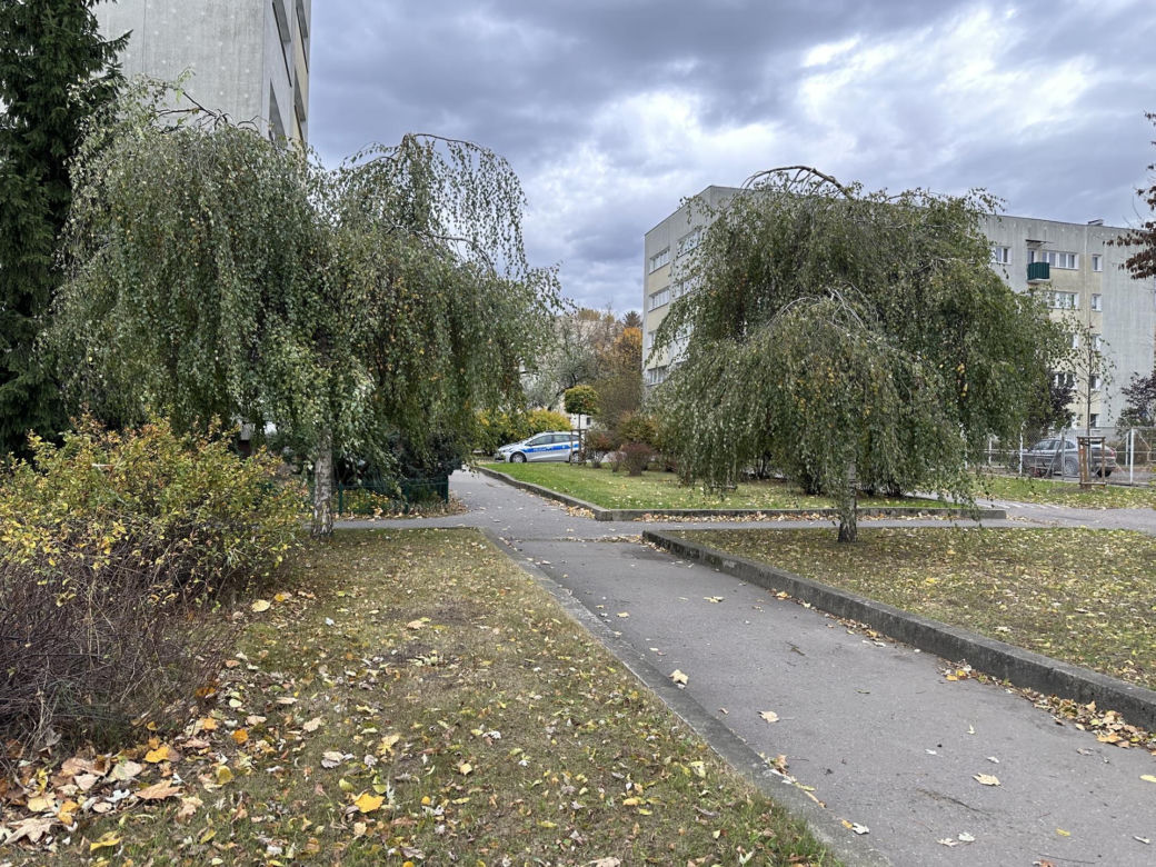 Atak maczetą na Bielanach. Trwa obława za sprawcą. Policja apeluje do świadków
