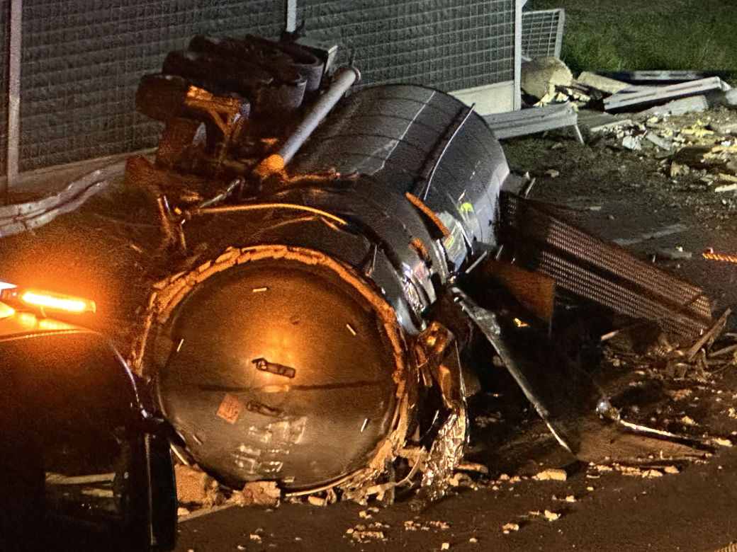 Feliksów. Zderzenie samochodu osobowego z cysterną. Ciężarówka zablokowała całą autostradę