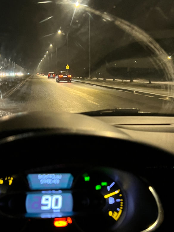 Limuzyna Trzaskowskiego mknie 60 km/h na ulicy z ograniczeniem do 30 km/h