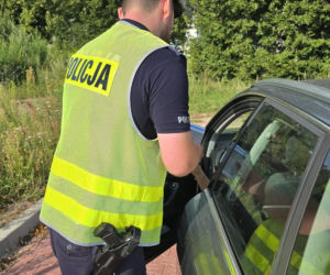 Policyjny dron nad niebezpiecznym skrzyżowaniem w Lesznie. Posypały się mandaty