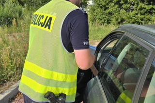 Policyjny dron nad niebezpiecznym skrzyżowaniem w Lesznie. Posypały się mandaty