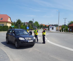 Akcja Bezpieczny piątek na przejeździe kolejowym w Sterkowcu