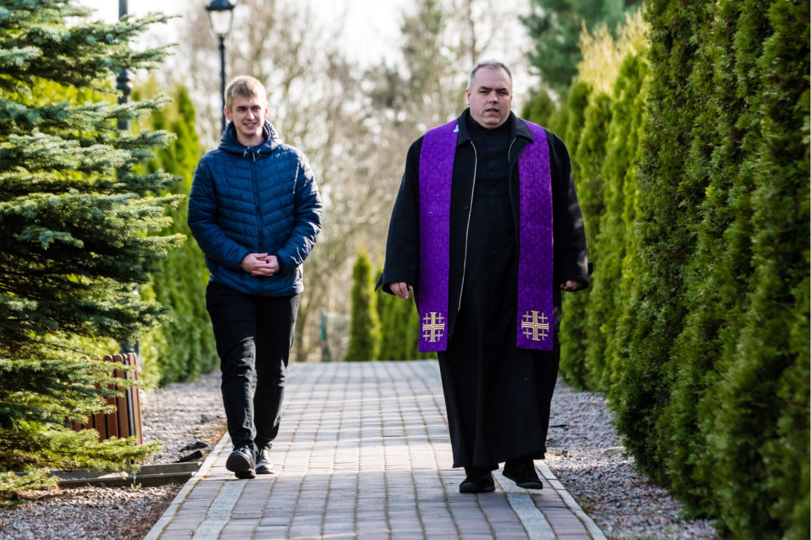 Ksiądz spowiada, spacerując [ZOBACZ ZDJĘCIA]