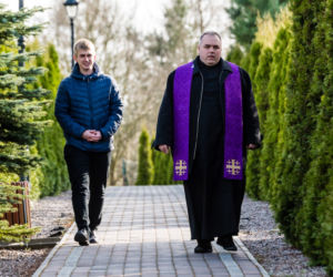 Ksiądz spowiada, spacerując [ZOBACZ ZDJĘCIA]