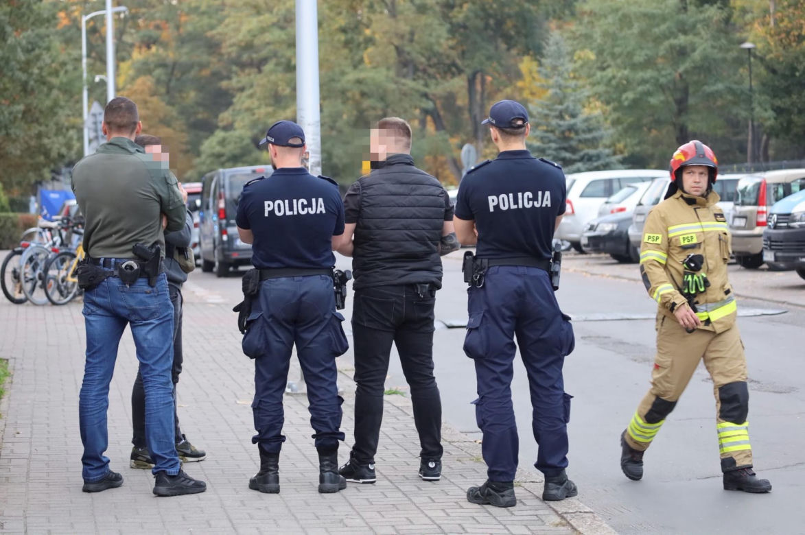 Saperzy pod szkołą w Ostrołęce! Z plecaka Jakuba Z. wydobywał się dym!