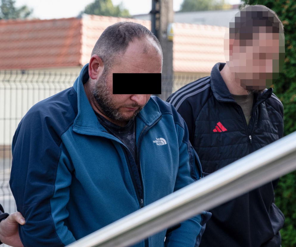 Mężczyzna z zakrytymi oczami w niebieskiej bluzie podczas zatrzymania. O tragedii pod Poznaniem przeczytasz w Eska Poznań.
