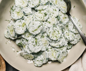 Surówka z ogórka, koperku i prażonego słonecznika – prosta, chrupiąca i zaskakująca